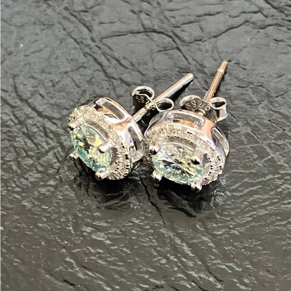 1.00 ctw Lab- Grown Diamond Stud Earrings. - Picture 1 of 5